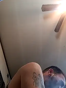 Snapshot of gettinit2wice chatting on 01.04.25 gettinit2wice online show from 01.04.25