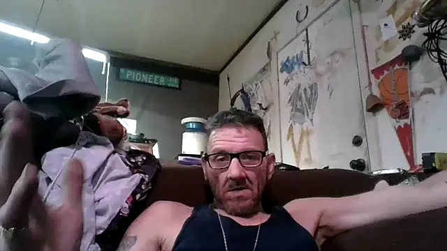 Snapshot of gettinit2wice chatting on 10.22.25 gettinit2wice online show from 10.22.25