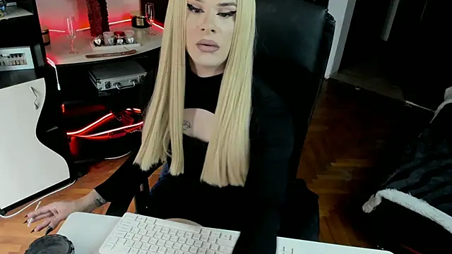 Snapshot of EvelynLexy chatting on 11.14.25 EvelynLexy online show from 11.14.25