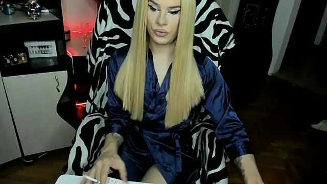 Snapshot of EvelynLexy chatting on 11.18.25 EvelynLexy online show from 11.18.25