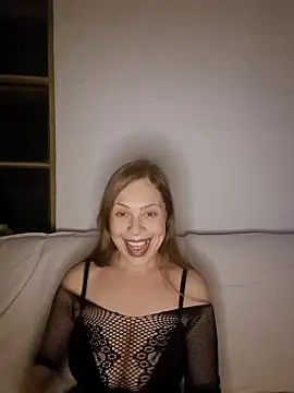 katiestevens online show from 10.02.25