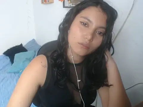 Snapshot of HannaKlein chatting on 12.17.25 HannaKlein online show from 12.17.25