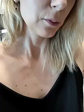 AvelinaLeoni online show from 10.23.25