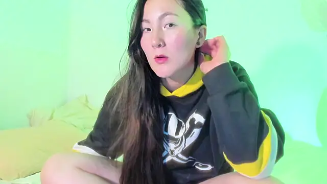 Elle Lee  online show from 03.17.25