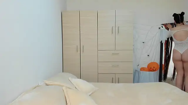 Elle Lee  online show from 10.16.25