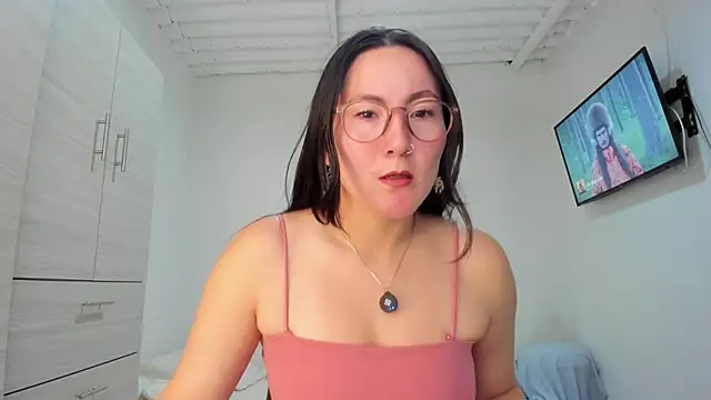 Elle Lee  online show from 11.04.25