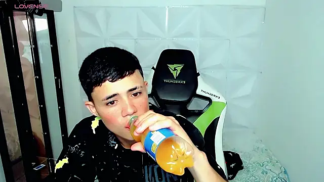 Snapshot of bby_santi chatting on 12.04.24 bby santi online show from 12.04.24