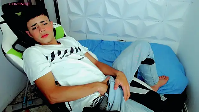 Snapshot of bby_santi chatting on 12.11.24 bby santi online show from 12.11.24