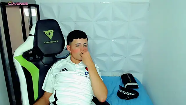 Snapshot of bby_santi chatting on 12.17.24 bby santi online show from 12.17.24