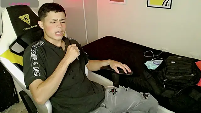 Snapshot of bby_santi chatting on 09.26.25 bby santi online show from 09.26.25