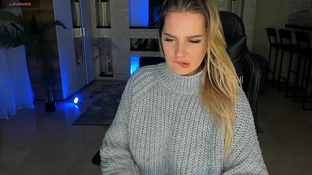 Snapshot of KittiLiza chatting on 02.28.25 KittiLiza online show from 02.28.25