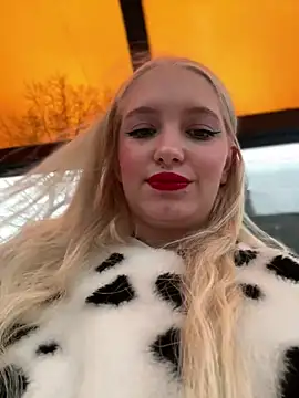 Snapshot of Milkyy_wway chatting on 12.25.24 Milkyy wway online show from 12.25.24