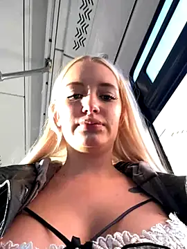Snapshot of Milkyy_wway chatting on 10.19.25 Milkyy wway online show from 10.19.25