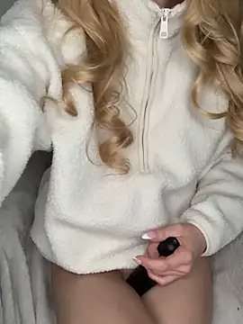 Snapshot of Lolitaxlola chatting on 11.17.25 Lolitaxlola online show from 11.17.25