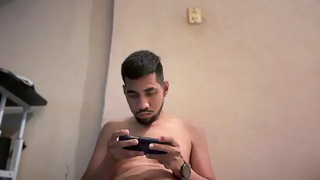 Snapshot of EnriquePersian197 chatting on 01.19.25 EnriquePersian197 online show from 01.19.25