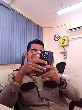 Snapshot of EnriquePersian197 chatting on 01.23.25 EnriquePersian197 online show from 01.23.25