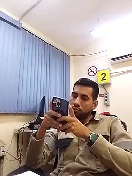 Snapshot of EnriquePersian197 chatting on 02.19.25 EnriquePersian197 online show from 02.19.25