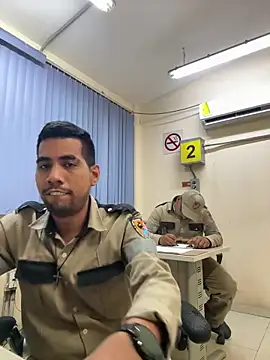 Snapshot of EnriquePersian197 chatting on 03.19.25 EnriquePersian197 online show from 03.19.25