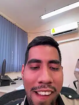 Snapshot of EnriquePersian197 chatting on 03.20.25 EnriquePersian197 online show from 03.20.25