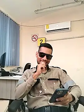 Snapshot of EnriquePersian197 chatting on 09.18.25 EnriquePersian197 online show from 09.18.25