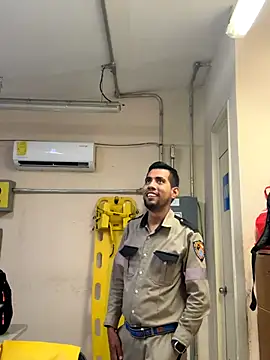 Snapshot of EnriquePersian197 chatting on 10.24.25 EnriquePersian197 online show from 10.24.25