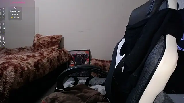 Snapshot of goddess_valXX chatting on 09.17.25 goddess valXX online show from 09.17.25