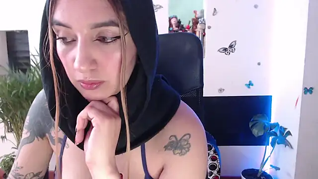 Snapshot of Lia-mitch chatting on 11.04.25 Lia-mitch online show from 11.04.25