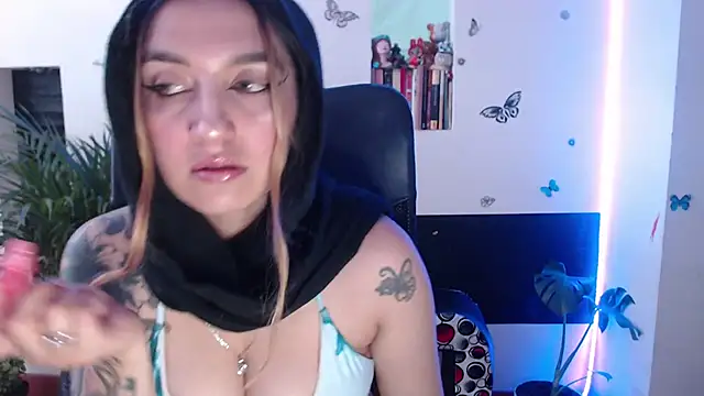 Snapshot of Lia-mitch chatting on 11.21.25 Lia-mitch online show from 11.21.25