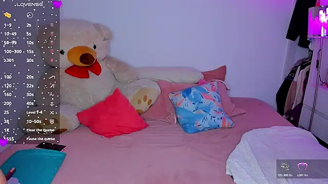 Snapshot of Lunadahia chatting on 12.05.25 Lunadahia online show from 12.05.25