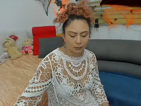 Snapshot of KeiraQuen chatting on 10.13.25 KeiraQuen online show from 10.13.25