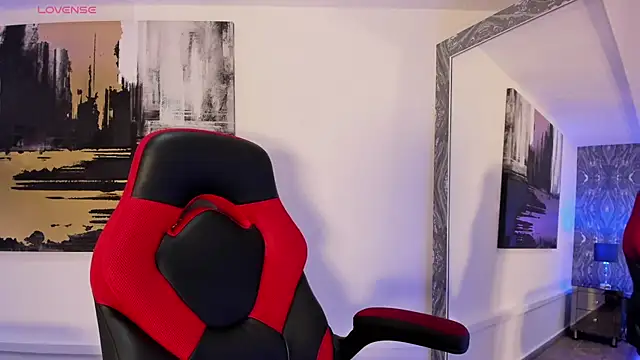 Snapshot of AriRobert_ chatting on 10.27.25 AriRobert online show from 10.27.25