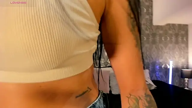 Snapshot of AriRobert_ chatting on 11.05.25 AriRobert online show from 11.05.25