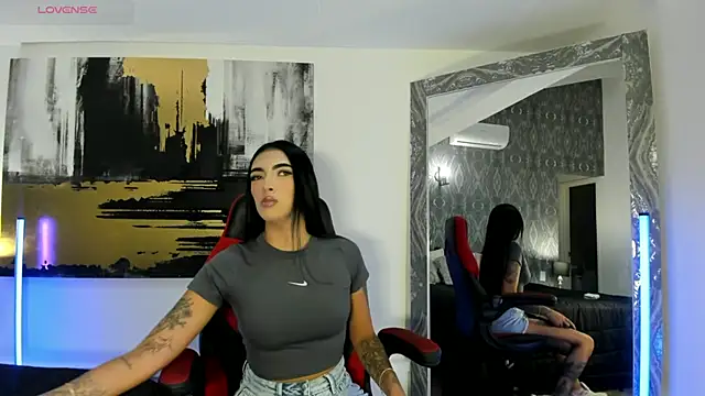 Snapshot of AriRobert_ chatting on 11.06.25 AriRobert online show from 11.06.25