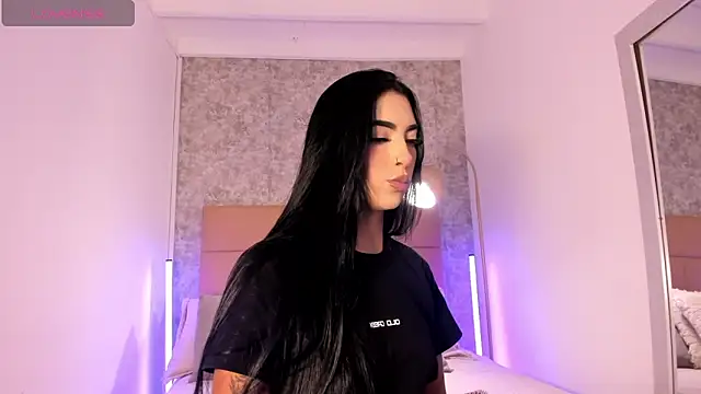 Snapshot of AriRobert_ chatting on 11.28.25 AriRobert online show from 11.28.25