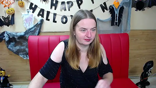 Snapshot of FreyaDak chatting on 10.27.25 FreyaDak online show from 10.27.25