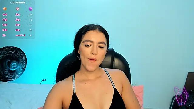 Snapshot of Adhara-zanne chatting on 06.20.26 Adhara-zanne online show from 06.20.26