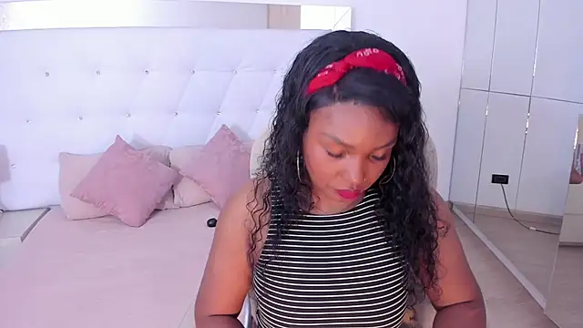 Snapshot of Isla_Scott chatting on 10.16.25 Isla Scott online show from 10.16.25