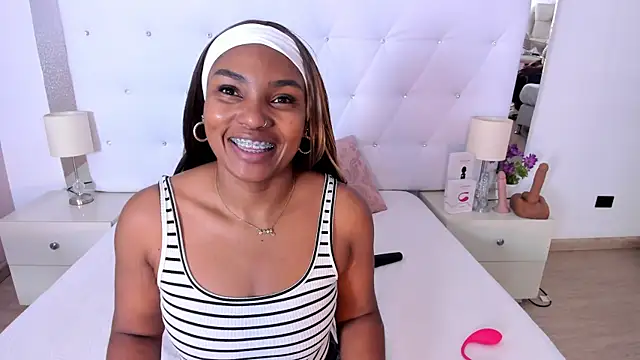 Snapshot of Isla_Scott chatting on 11.14.25 Isla Scott online show from 11.14.25