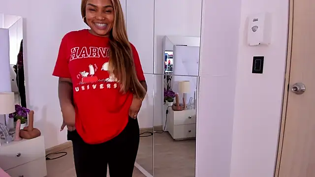 Snapshot of Isla_Scott chatting on 11.17.25 Isla Scott online show from 11.17.25