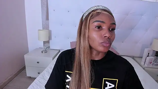 Snapshot of Isla_Scott chatting on 11.26.25 Isla Scott online show from 11.26.25