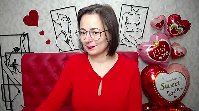 Snapshot of MarieSho chatting on 02.14.25 MarieSho online show from 02.14.25