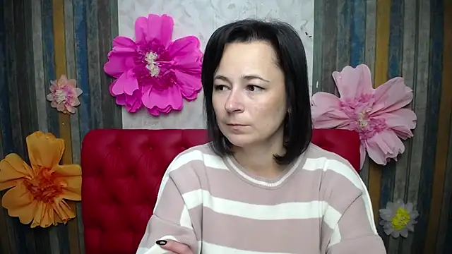 Snapshot of MarieSho chatting on 10.13.25 MarieSho online show from 10.13.25