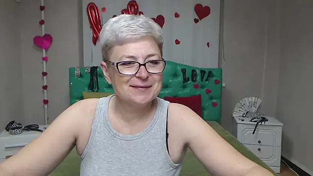 Snapshot of EmiliaGree chatting on 10.19.25 EmiliaGree online show from 10.19.25