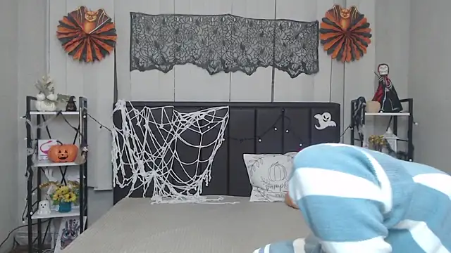 Snapshot of EmiliaGree chatting on 10.25.25 EmiliaGree online show from 10.25.25