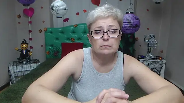 Snapshot of EmiliaGree chatting on 10.29.25 EmiliaGree online show from 10.29.25