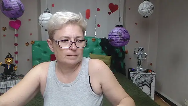 Snapshot of EmiliaGree chatting on 10.31.25 EmiliaGree online show from 10.31.25