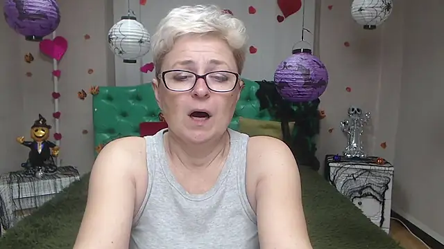 Snapshot of EmiliaGree chatting on 11.03.25 EmiliaGree online show from 11.03.25