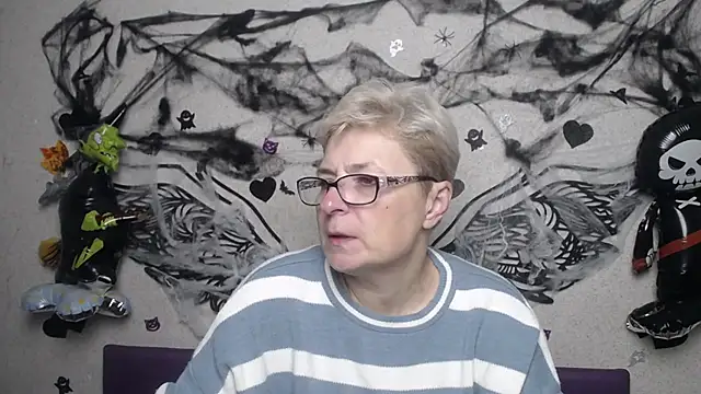 Snapshot of EmiliaGree chatting on 11.04.25 EmiliaGree online show from 11.04.25