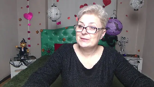 Snapshot of EmiliaGree chatting on 11.14.25 EmiliaGree online show from 11.14.25