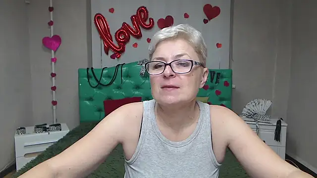 Snapshot of EmiliaGree chatting on 11.16.25 EmiliaGree online show from 11.16.25